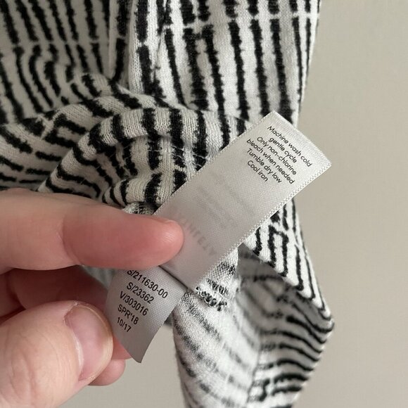 Athleta Women S Black White Striped Athleisure Scoop Neck Breezy Muscle Tee - Picture 9 of 10